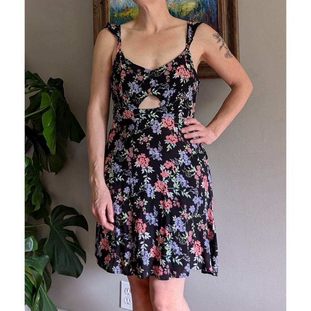 American Eagle Dark Floral Dress Cut Out Keyhole Flutter Sleeve Whimsy Feminine